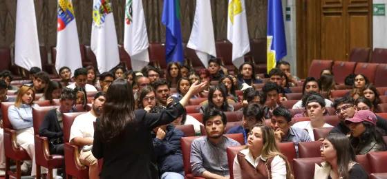 guía del grupo en salón de honor con la delegación