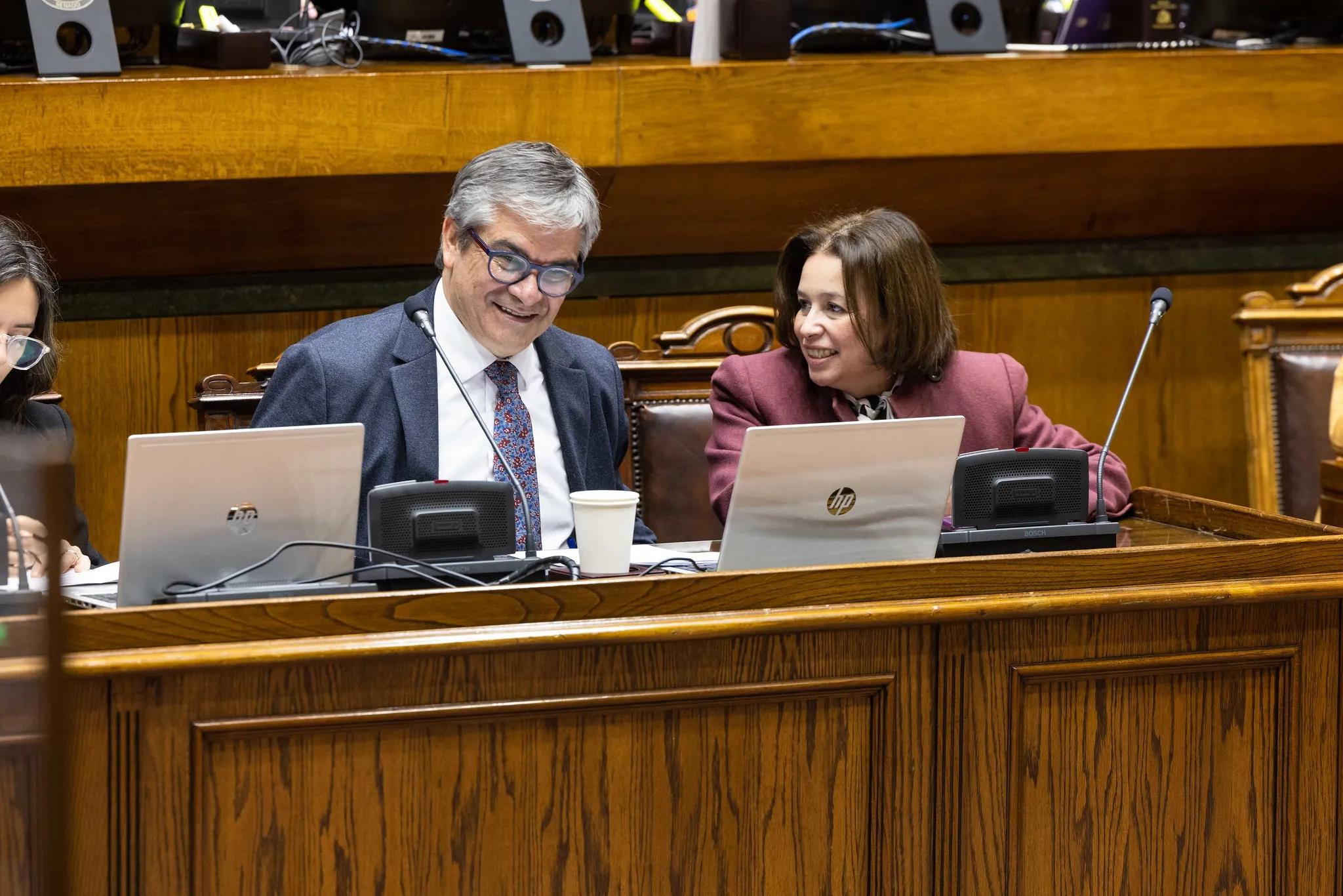 Senadora Ximena Ordenes junto al ministro de Hacienda, Mario Marcel.