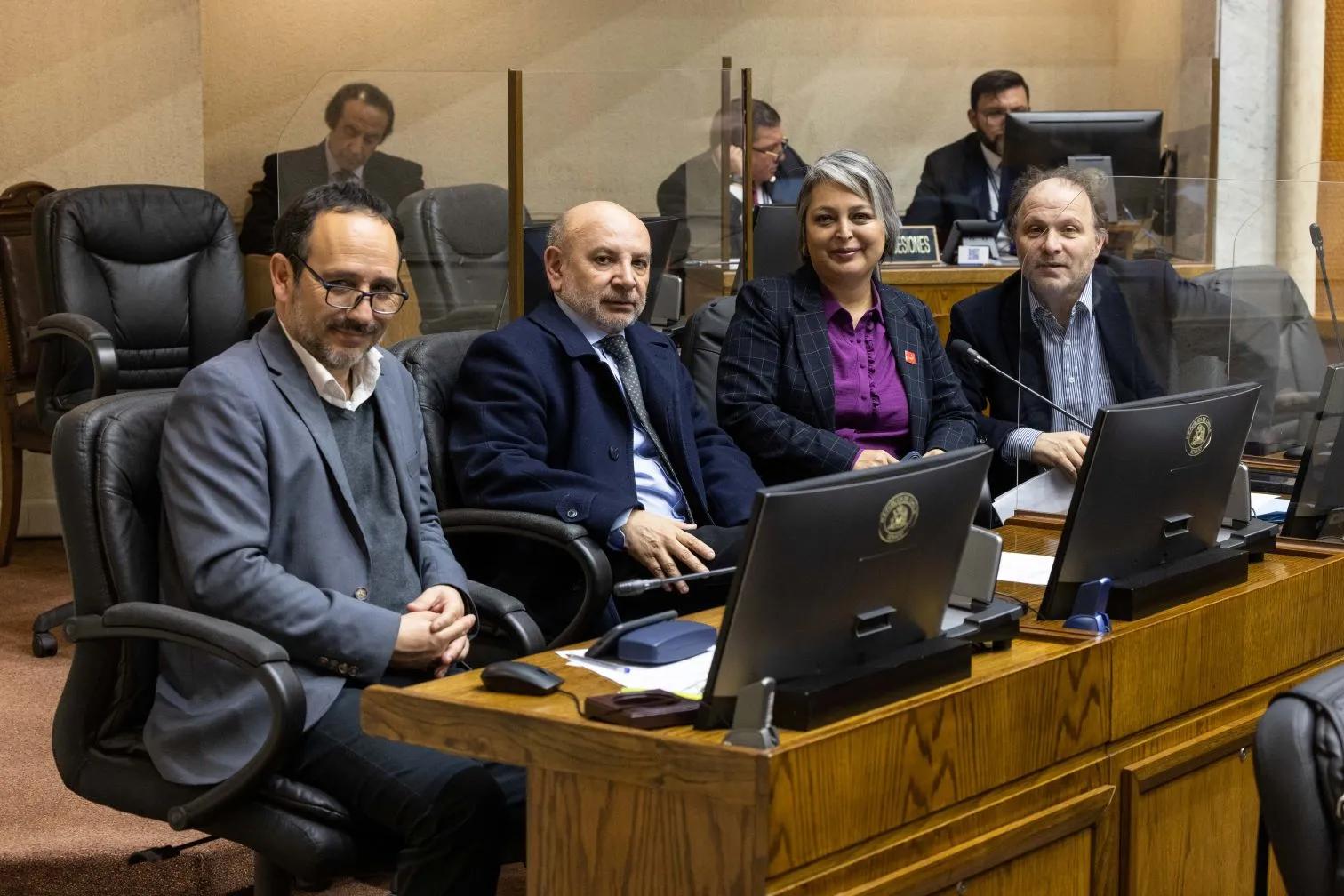 Senadores y ministra Jara