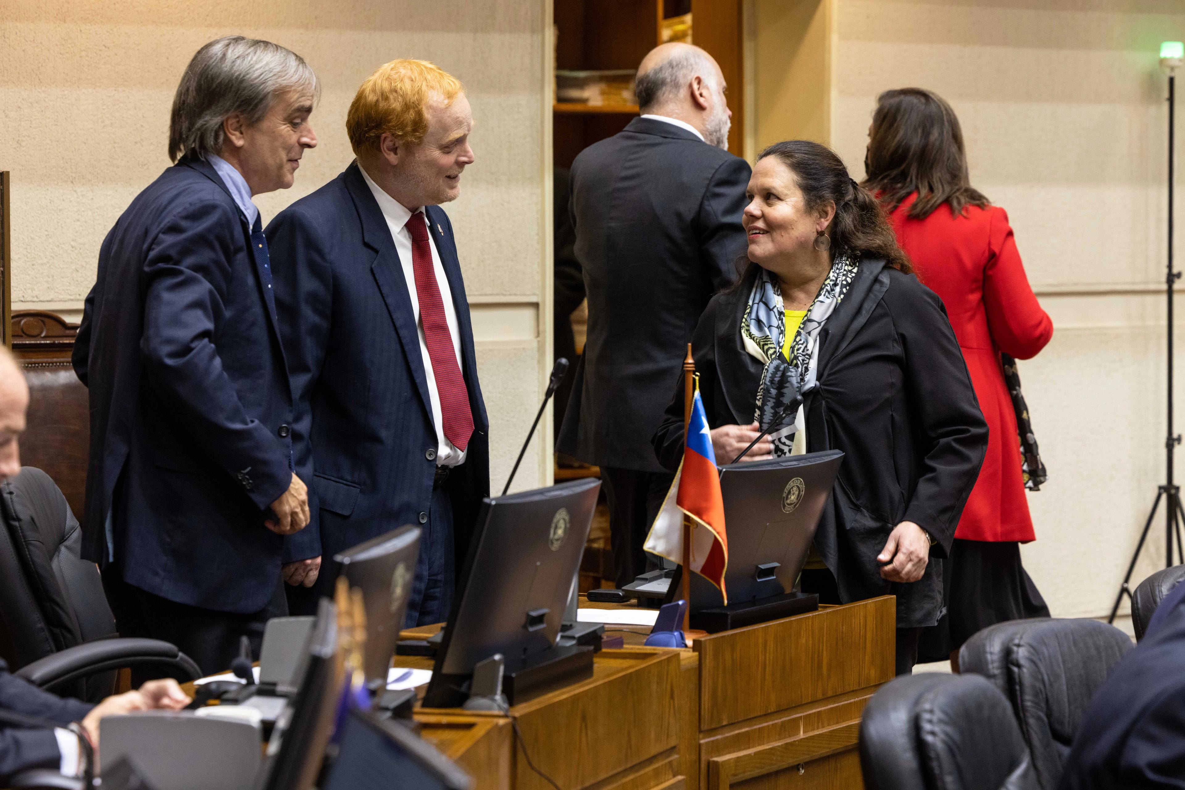 Senadores Cruz Coke y Edwards con ministra de Defensa, Maya Fernández